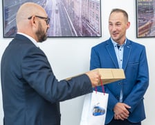 <p>Kierowca MPK uratował duszące się dziecko. Do bohaterskiej akcji doszło w niedzielę, 18 sierpnia, przy placu Jana Pawła II we Wrocławiu. Na zdjęciu prezez MPK Witold Woźny i bohaterski kierowca</p>